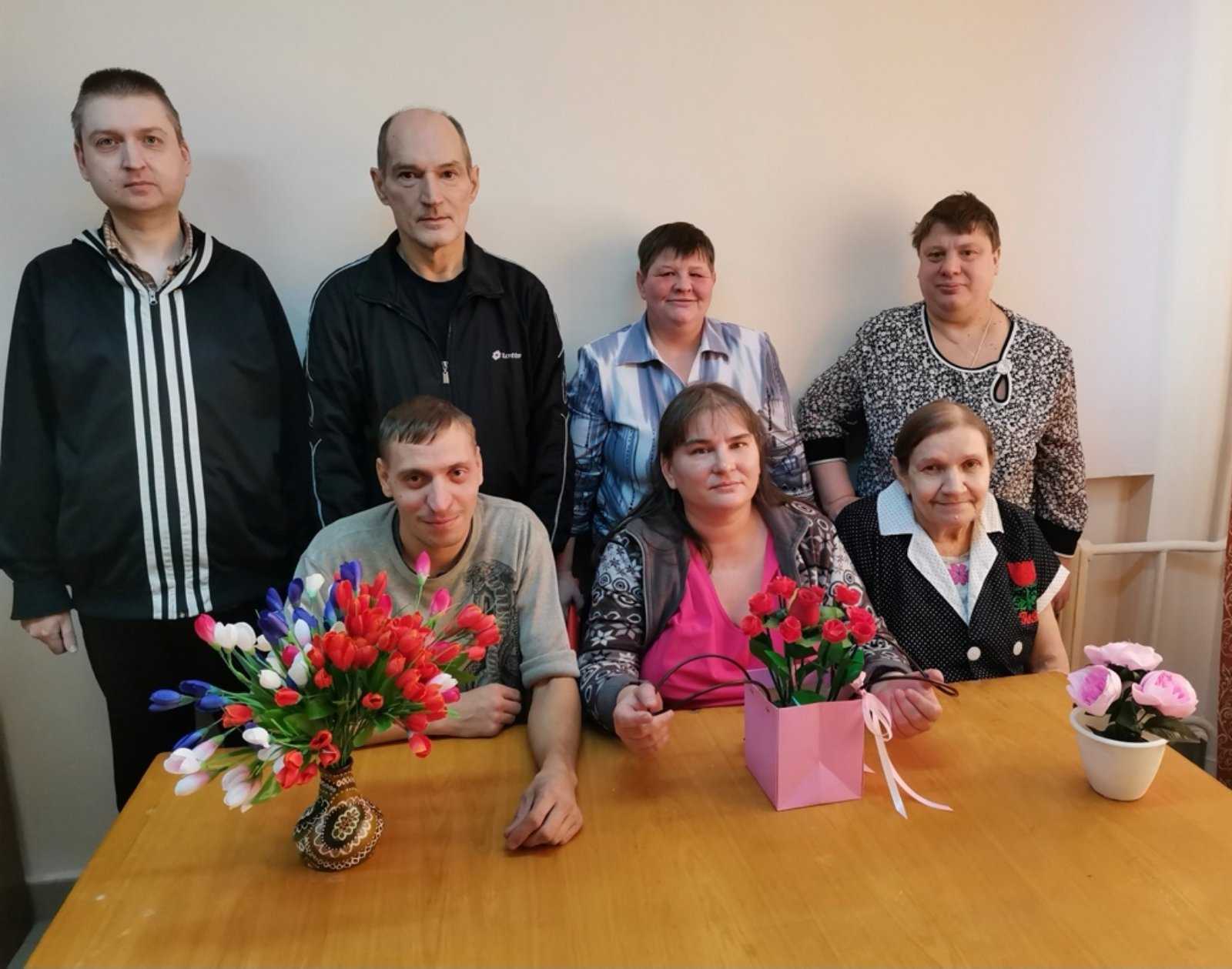 Композиция из бумажных цветов.